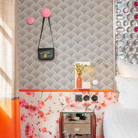 Crayon Rouge - Louvre Palais Royal Paris